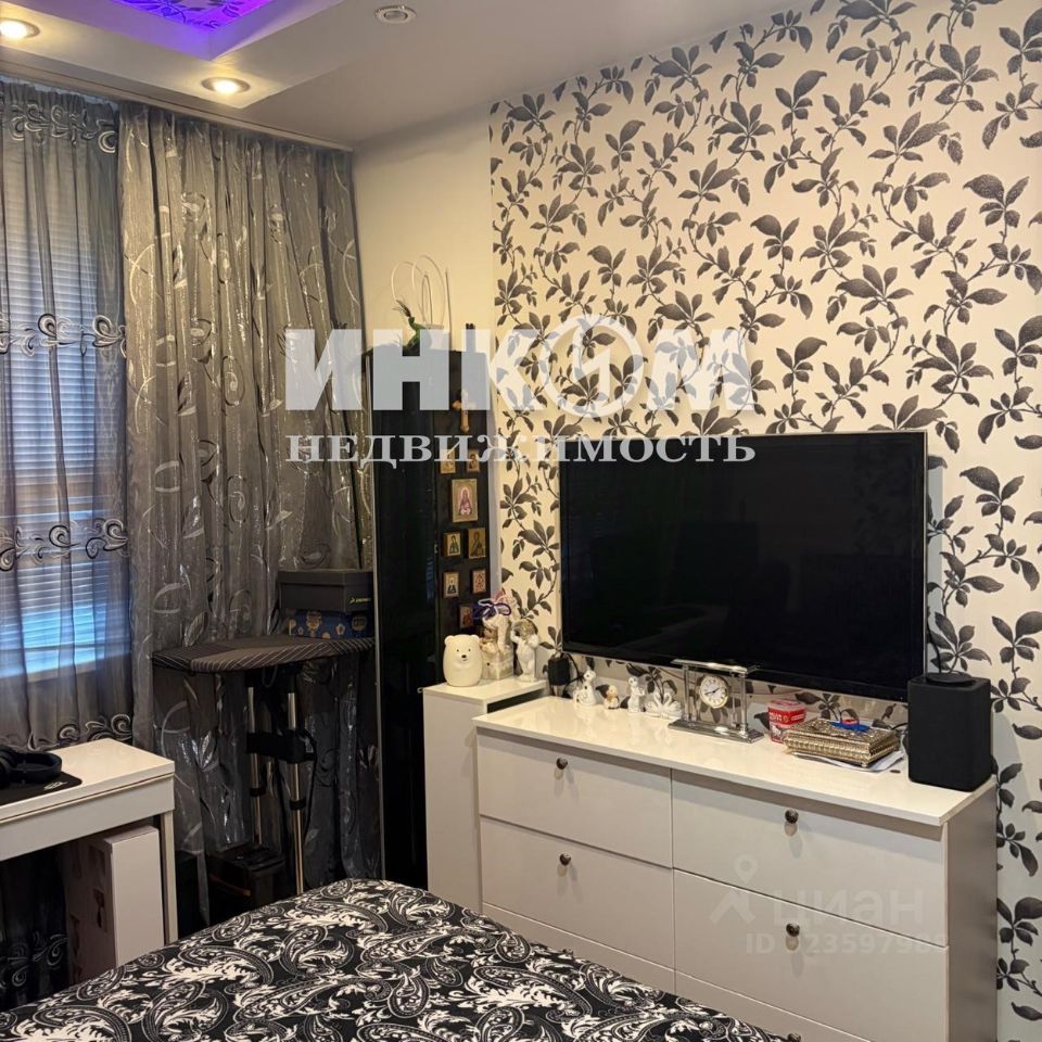 Продажа 2-комн квартиры на вторичном рынке Осенний бульвар, 8К2