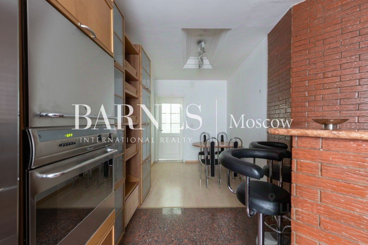 Продажа 4-комн квартиры на вторичном рынке улица Знаменка, 13С1