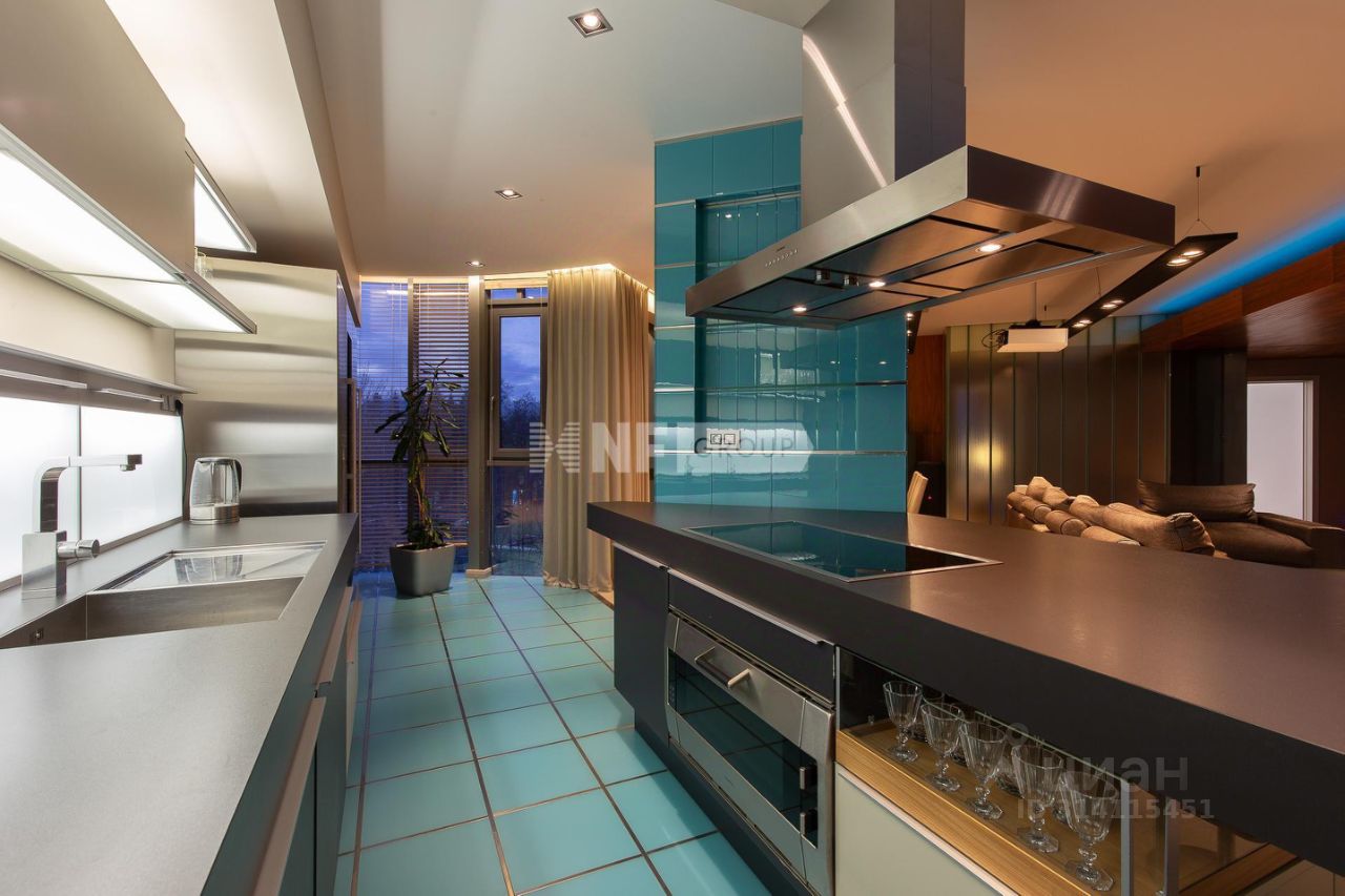 Продажа 4-комн квартиры на вторичном рынке улица Рюхина, 10