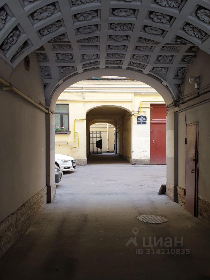 Продажа 5-комн квартиры на вторичном рынке 4-я Васильевского острова линия, 21