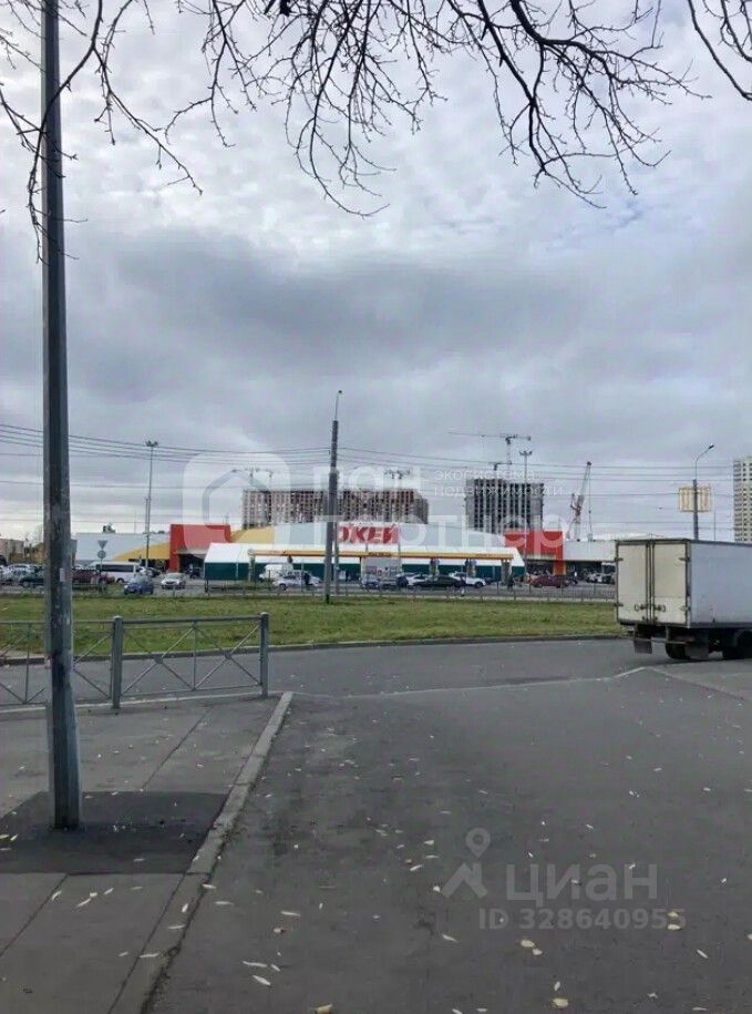 Продажа 3-комн квартиры на вторичном рынке проспект Космонавтов, 48К2