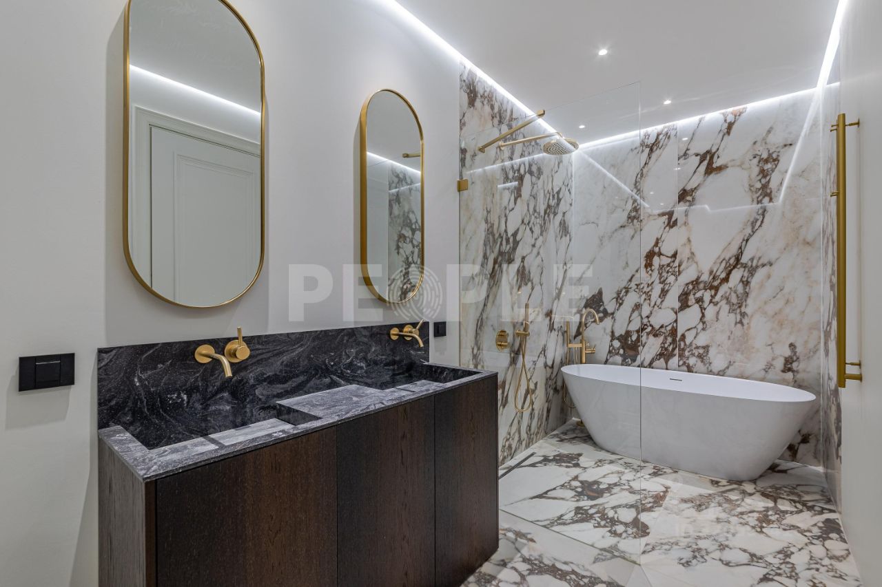 Продажа 3-комн квартиры на вторичном рынке Поклонная улица, 9