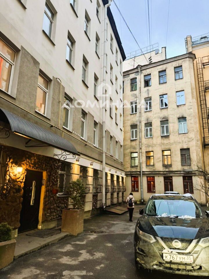 Продажа 3-комн квартиры на вторичном рынке Старо-Петергофский проспект, 28
